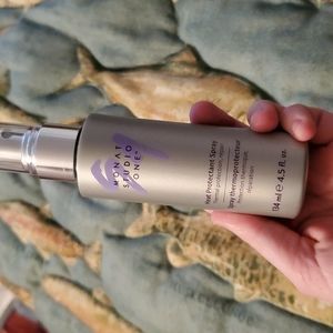 Monat heat protectant spray